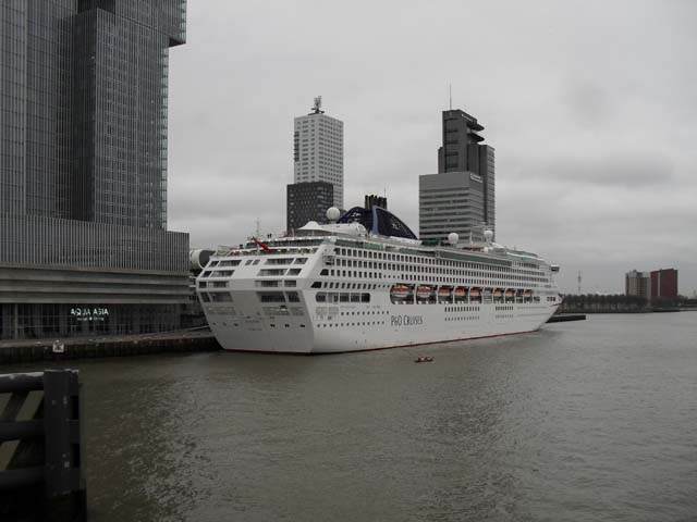 Cruiseschip ms Oceana van P&O aan de Cruise Terminal Rotterdam